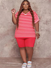 Zweiteiliges Kurzarm-T-Shirt und figurbetonte Shorts
